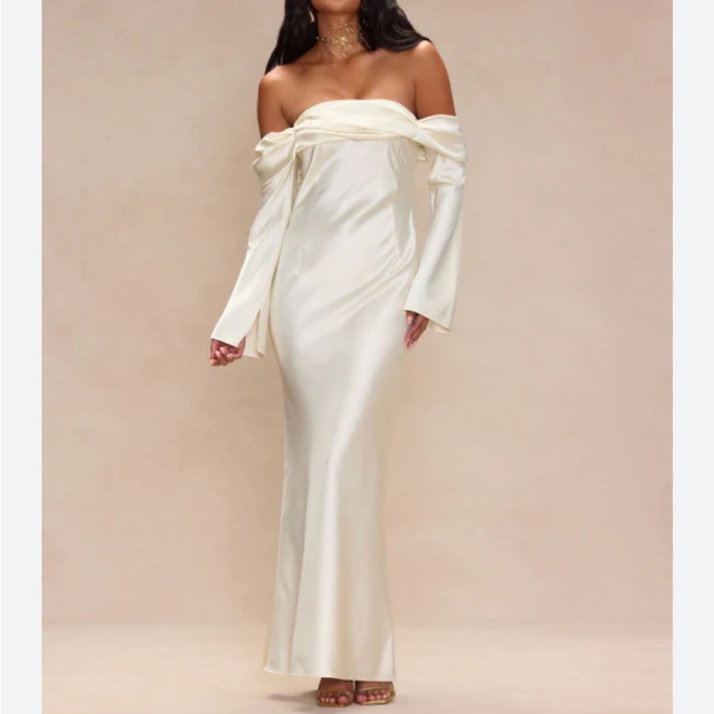 Cream Off-Shoulder Long Sleeve Bridal Gown